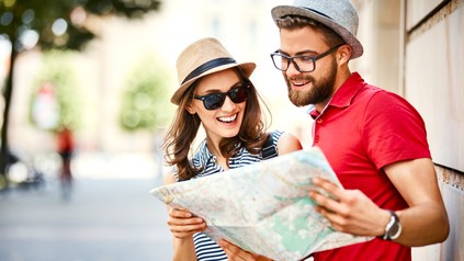 Paar schaut auf Landkarte