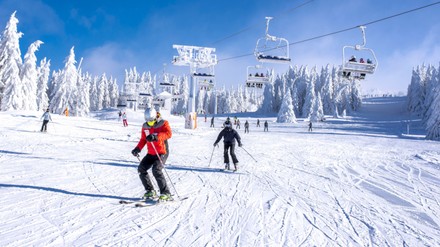 Leute beim Skifahren in den Bergen