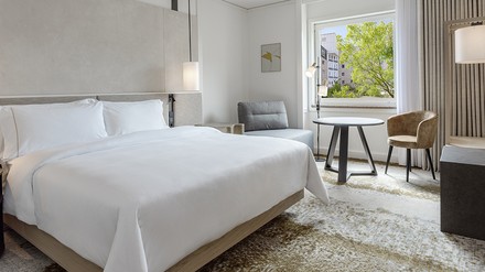 Zimmer im renovierten Westin Grand Hotel Frankfurt.