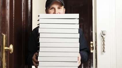Pizzalieferant mit 12 Pizzakartons