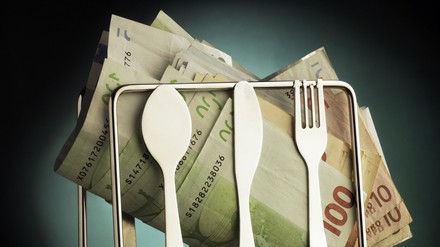 Geld auf einem Restauranttisch