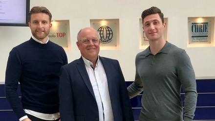 Schulleiter Harald Becker (mitte) begrüßte die beiden Gründer und Betreiber der amz.mala consulting (Lars Seuß, links, und Matteo Giazzi).