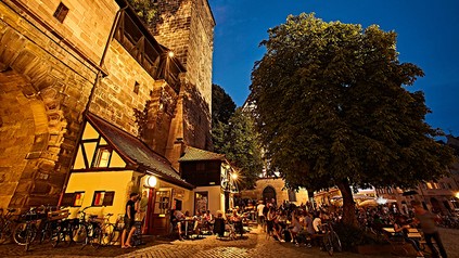 Ein Biergarten an einer Burg