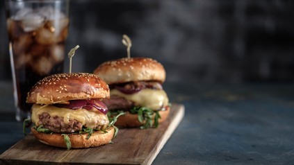 Burger auf Schneidbrett