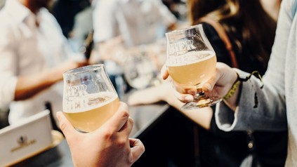 Verkostungsgläser bei einem Bierfestival