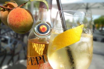 Ein Aperitif mit Pfirsichlikör