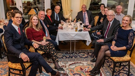 Die jetzigen Betreiber Daisy und Jan-Phillip Miller mit den Nachfahren vorangegangener Hoteliers des Hotel Kaiserhofs (Foto: © Tobias Kromke)