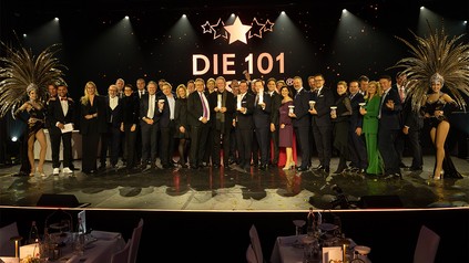 Roland und Thomas Mack mit den Preisträgern des Abends (Foto: © Europa-Park)