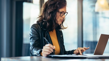 Geschäftsfrau tippt etwas in ihren Laptop