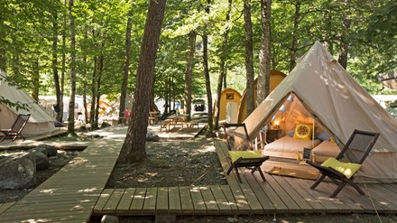 Campingplatz mit Zelten