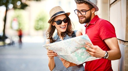 Touristenpaar studiert eine Stadtkarte