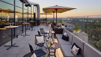 Neue Skybar für Düsseldorf. Otto's Skybar im Linder Congress Hotel hat eröffnet.