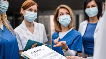 Gruppe von Ärzten spricht