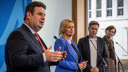 v. l. n. r.: Hubertus Heil, Bundesminister für Arbeit und Soziales, Nancy Faeser, Bundesministerin des Innern und Heimat, Robert Habeck, Bundesminister für Wirtschaft und Klimaschutz und Bettina Stark-Watzinger, Bundesministerin für Bildung und Forschung, bei einer Pressekonferenz zur Fachkräfte-Einwanderung (Foto: © picture alliance/dpa | Michael Kappeler)