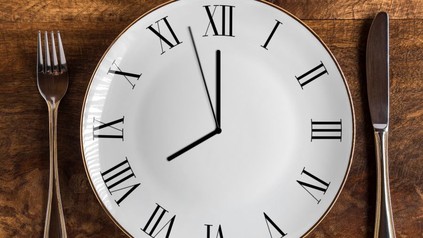 Uhr-Teller mit Besteck