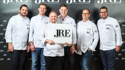 JRE-Präsident Alexander Huber (l.) und Vize Andreas-Widmann (r.) begrüßen die vier Neu-Mitglieder (v. l. n. r.): Julius Reisch, Simon Schlachter, Nicolai P. Wiedmer und Patrick Jenal (Foto: © Thomas Pfeiffer)
