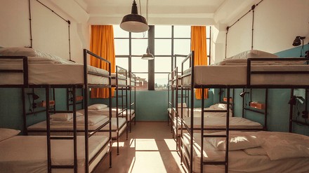 Leere Stockbetten in einer Jugendherberge/Hostel