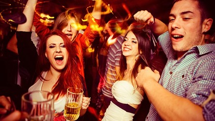 Junge Leute feiern ausgelassen mit Alkohol i einem Club/einer Diskothek