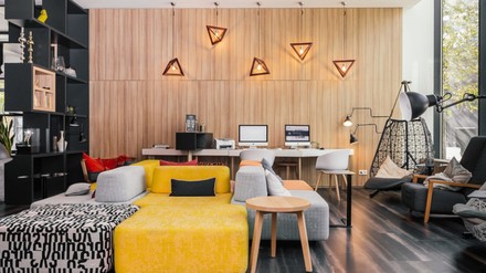 Wojo Coworking Space im Novotel Wien Hauptbahnhof. (Foto: © Philipp Lipiarsk)