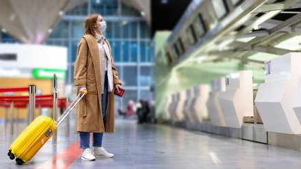 Eine Urlauberin am Flughafen