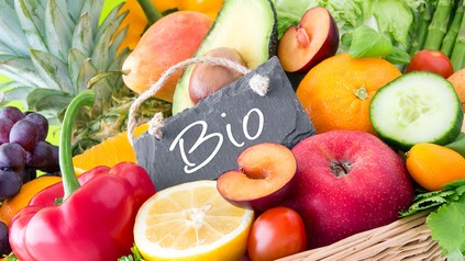 Ein bunter Korb mit viel Obst und Gemüse.