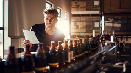 Ein Brauer in einer Brauerei
