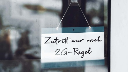 Schild mit einem Hinweis auf die 2G-Regel