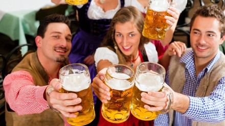 Feinerde Gäste in einem Wirtshaus