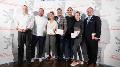 Vorstellung der Berliner Meisterköche 2019 (v. l. n. r.): Florian Domberger (Berliner Kiezmeister 2019), Björn Swanson (Berliner Meisterkoch 2019), Lill Sommer, in Vertretung für Sophia Rudolf (Aufsteigerin des Jahres 2019), Mathias Brandweiner (Berliner Gastgeber 2019), David Johannes Suchy und Jasmin Martin (Berliner Szenerestaurant 2019), Bernhard Moser, (Gastronomischer Innovator 2019)