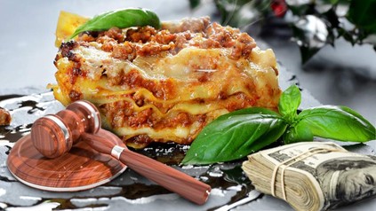 Dampfende Lasagne neben einem Richterhammer und einem Stapel Geldscheine
