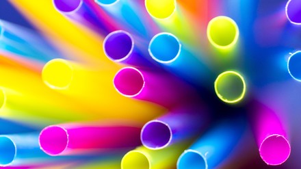 Bunter Trinkhalme aus Einwegplastik