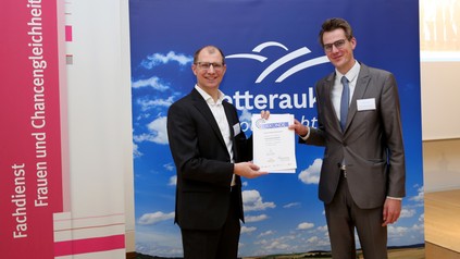 Jesse Jansen, Director of Sales & Marketing des Dolce by Wyndham Bad Nauheim, nahm die Auszeichnung „Familienfreundliches Unternehmen Wetterau 2021“ aus den Händen von Schirmherr Landrat Jan Weckler entgegen. (Foto: © Fachdienst Frauen und Chancengleichheit)