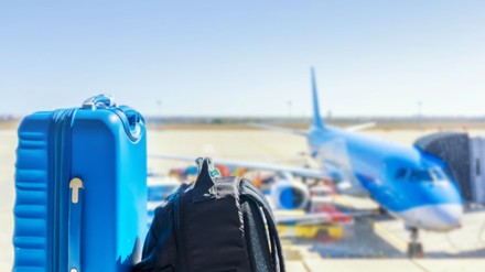 Gepäck an einem Flughafen mit Flugzeug auf Rollfeld