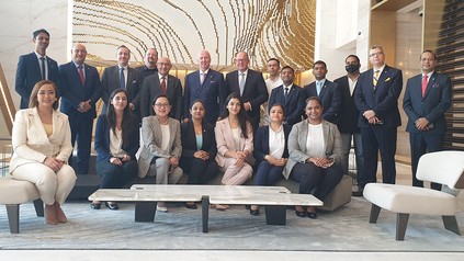 Marcus Bernhardt, CEO Deutsche Hospitality, (Bildmitte) feiert die Eröffnung gemeinsam mit Sherief Abouelmagd, General Manager Steigenberger Hotel Doha, Denis Hüttig, Vice President Steigenberger Hotels & Resorts & Jaz in the City, und dem Team des Steigenberger Hotel Doha. (Foto: © Steigenberger Hotels AG)