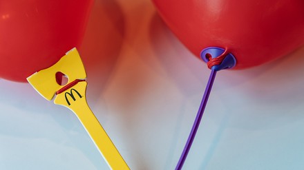 Luftballonhalterungen aus Papier und aus Plastik von McDonald’s Deutschland