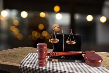 Ein Richterhammer auf einem Restauranttiscvh