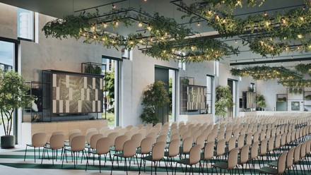 Der aufgestuhlte Konferenzraum.