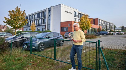 Lothar Becker vor Atrium Hotel