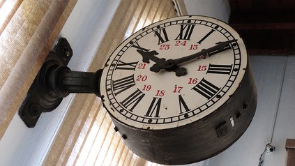 eine Uhr an einem Restaurant