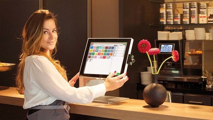 Junge Frau bedient eine gastronovi Kasse