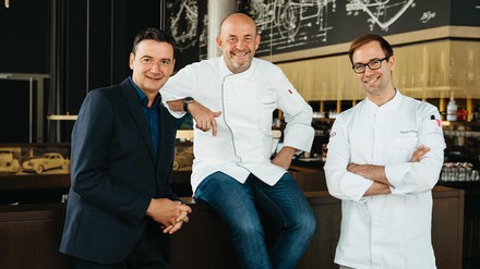 V. l. n. r.: Restaurantleiter Olaf Rode mit den beiden Spitzenköchen Thomas Kammeier und Florian Peters (Foto: © the CORD)