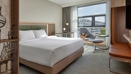 Das Deluxe Zimmer im neuen Courtyard by Marriott Berlin Mitte verfügt über ein extra großes Bett.