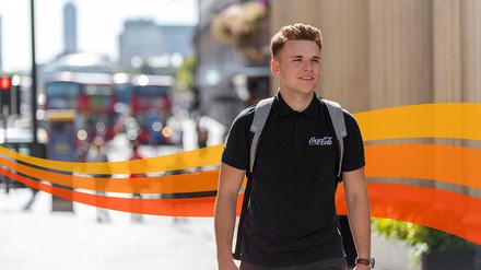 Student auf dem Campus mit Coca-Cola-T-Shirt