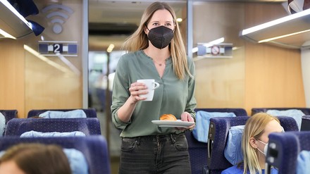 Die Mehrwegvariante ist kostenfrei, pfandunabhängig und bei allen gastronomischen Bestellungen auf Wunsch im Bordbistro erhältlich. Im Bordrestaurant und beim Service am Platz in der 1. Klasse werden Speisen und Getränke schon immer in Mehrweggeschirr serviert.