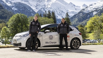 Zwei Rally-Fahrer vor einem Auto