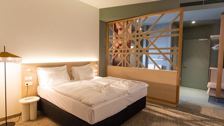 Ein Hotelzimmer des Arcotel AQ in Wien.