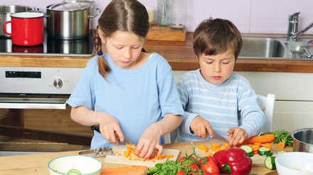 Zwei Kinder beim Kochen.