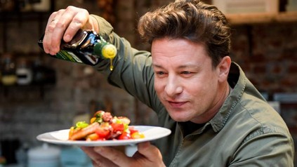 Jamie Oliver beim Anrichten eines Gerichts