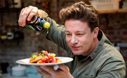Jamie Oliver beim Anrichten eines Gerichts