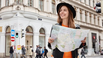 Reisende mit Stadtkarte